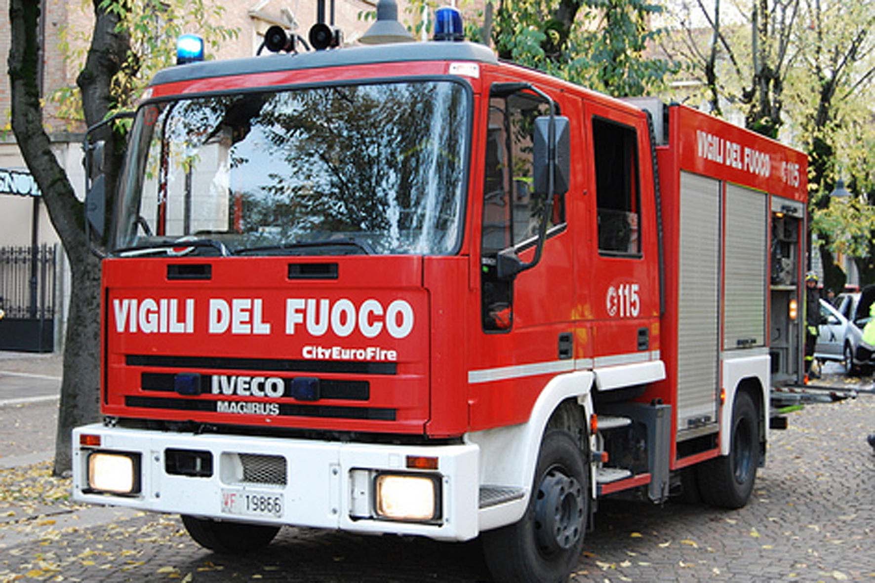  Torre del Greco, negozio di elettrodomestici distrutto dalle fiamme in via  Antonio Luise