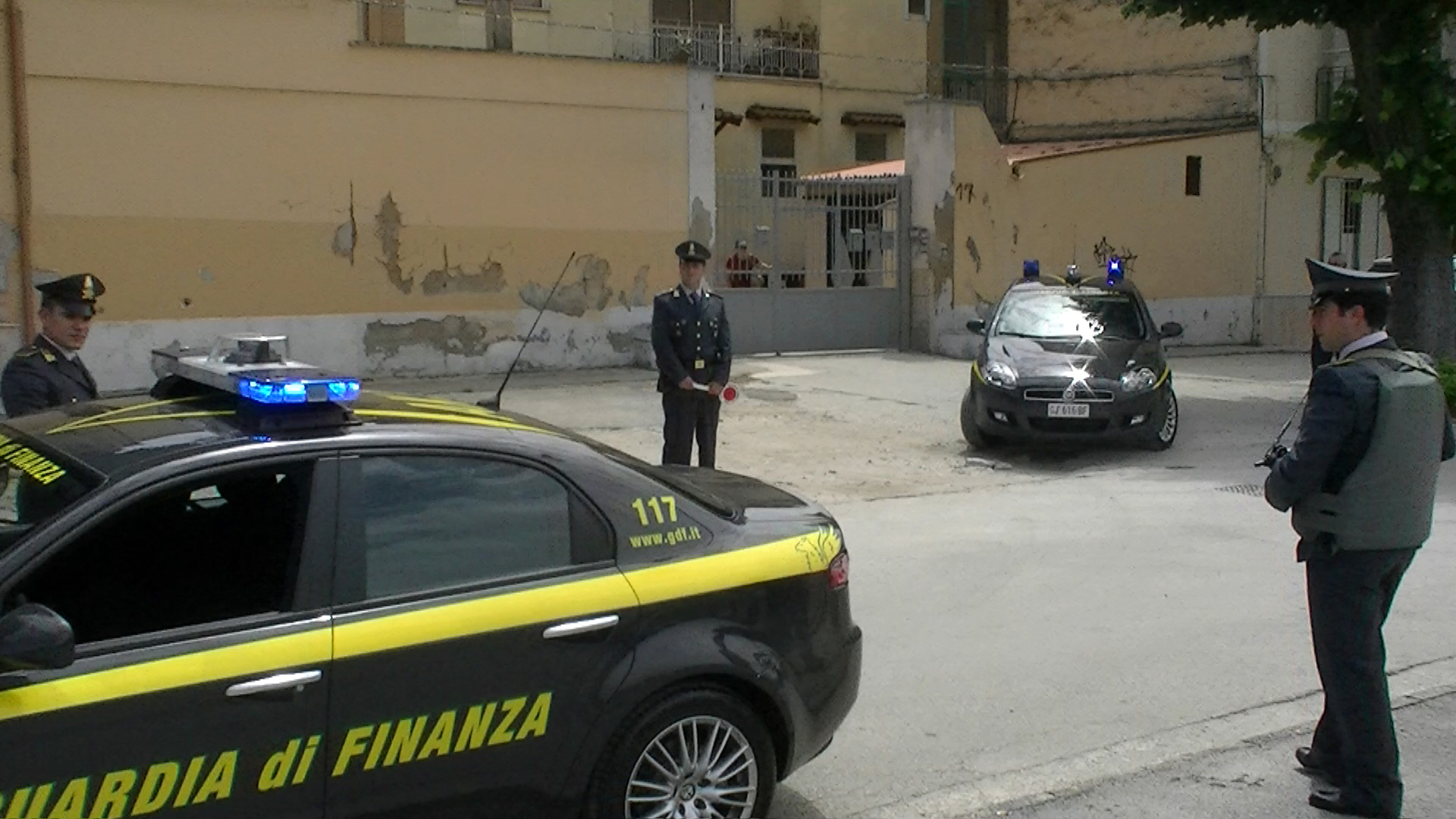  Castel Volturno, autista di scuolabus arrotondava spacciando marijuana: arrestato