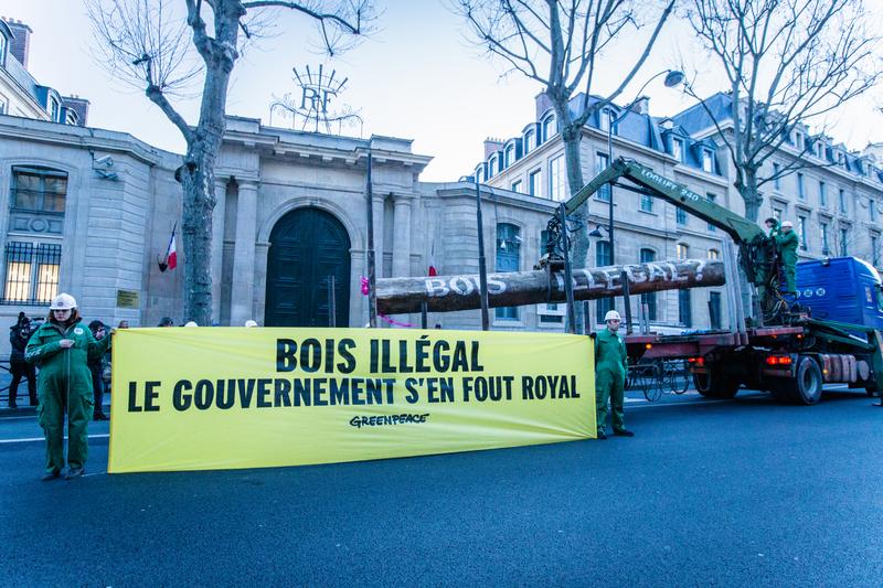  Greenpeace, attivisti in azione a Parigi davanti al Ministero dell’Ecologia