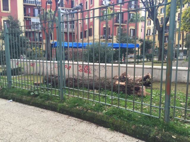  Napoli: cancelli sbarrati al parco Mascagna