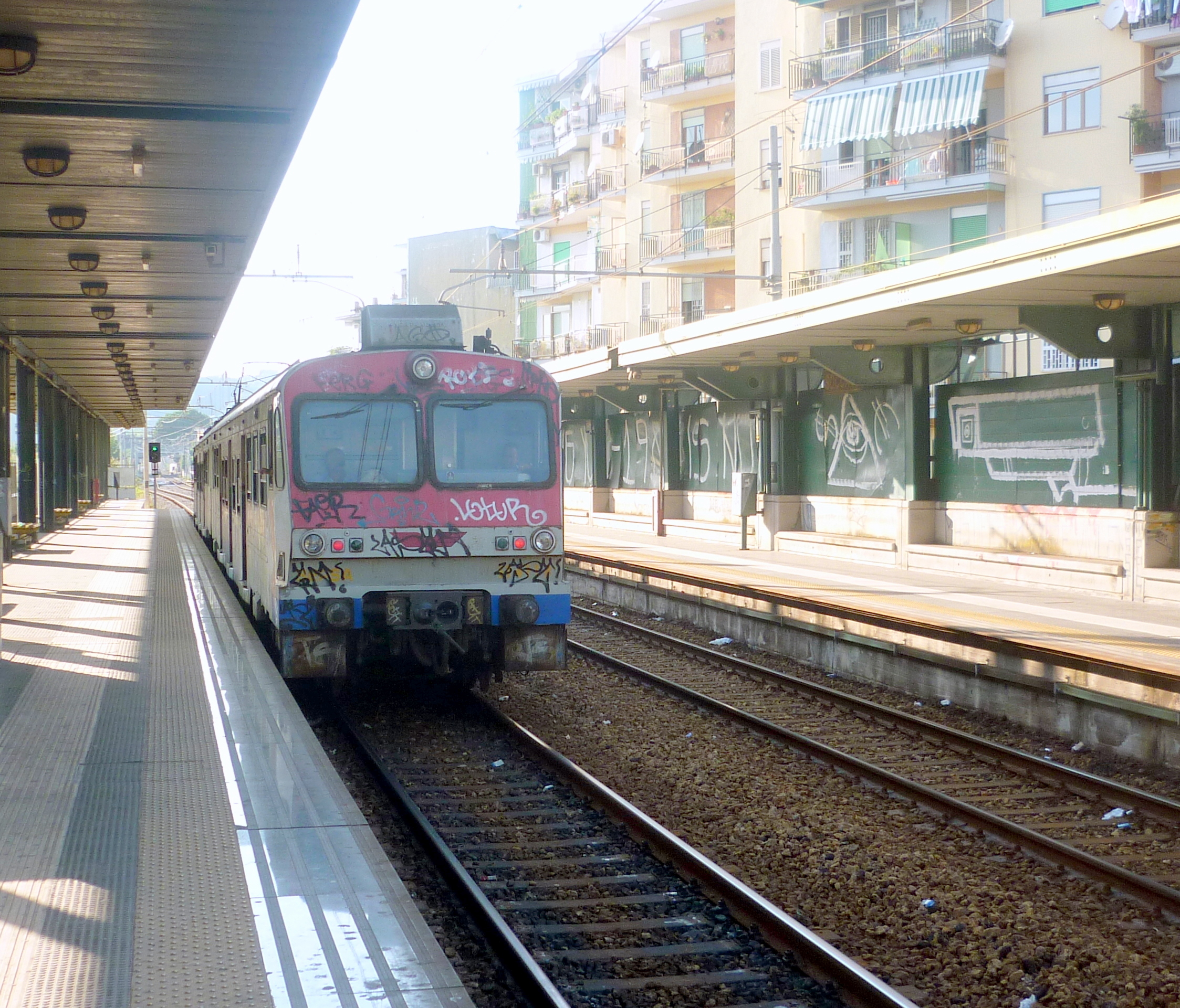  Soccavo, cerca di guidare treno della Cumana e aggredisce poliziotto: arrestato