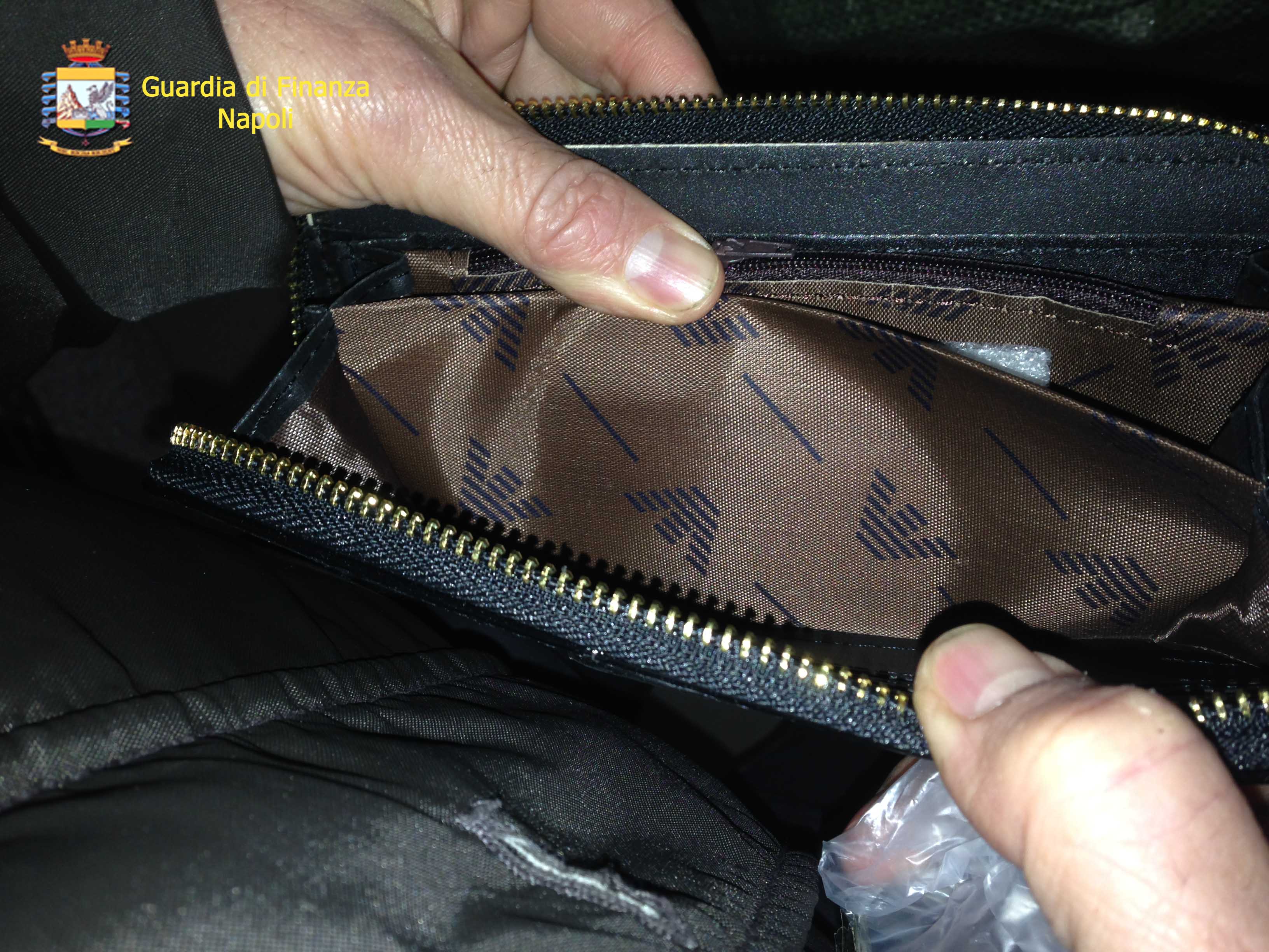  Bellona, sequestro di oltre 15mila borse e portafogli “Armani” contraffatti – VIDEO