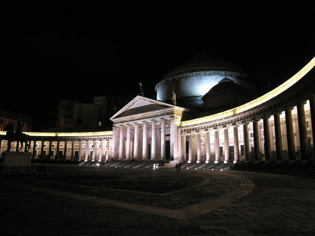  Napoli, in Piazza Plebiscito il Progetto Camper della polizia di stato per l’8 Marzo