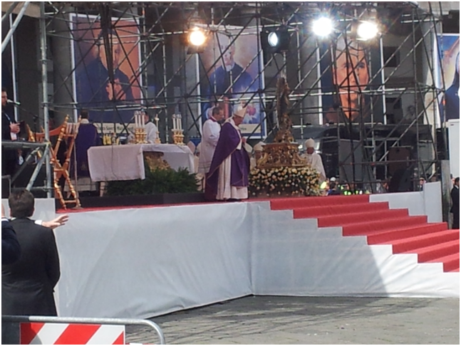  Bagno di folla per Papa Francesco: in 60 mila a Piazza del Plebiscito – VIDEO