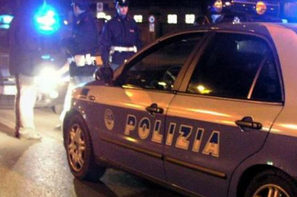  Napoli, scappa all’alt della polizia: denunciato 23enne in via Monteoliveto