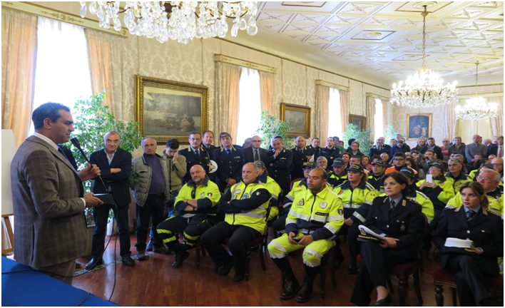  De Magistris incontra i lavoratori del Comune che hanno lavorato per la visita del Papa