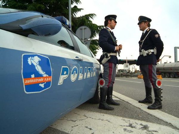  Napoli, provoca incidente in tangenziale e scappa: deferito 43enne