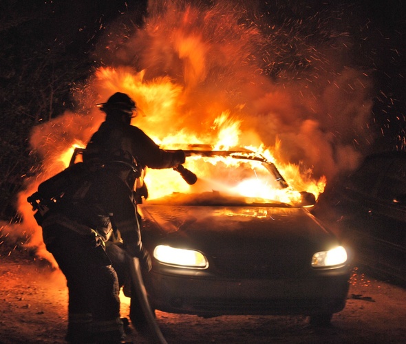  Fuorigrotta, nella notte incendiata un’auto in piazza Italia