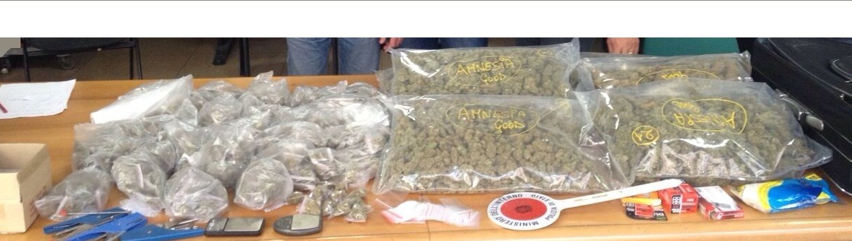  Napoli, scoperta a confezionare 8 kg di marijuana: arrestata una donna del quartiere Vicaria