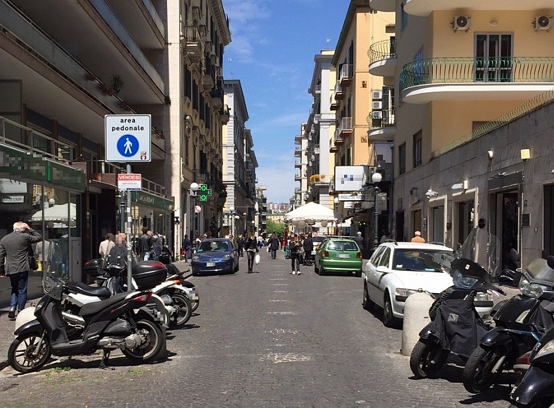  Napoli, un platano rischia di crollare a terra: chiusa Via Merliani