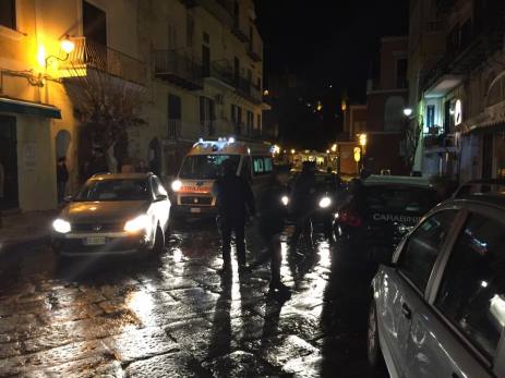  Ischia Ponte, auto in fiamme ed altre buttate in mare dal pontile: indagano i carabinieri