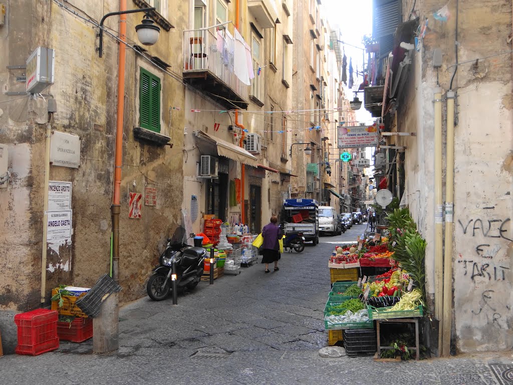  Napoli, aggredito commerciante in Via Speranzella: arrestato 36enne