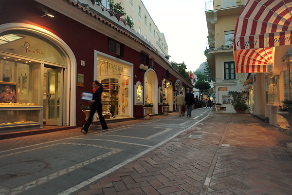  Ancora una notte di vandalismo a Capri, scoppia la rivolta dei residenti di via Le Botteghe