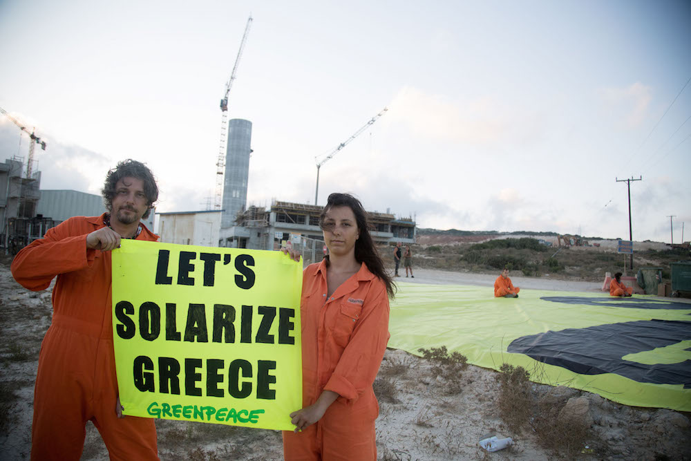  “Il petrolio alimenta il debito greco”: attivisti Greenpeace in azione sull’isola di Rodi