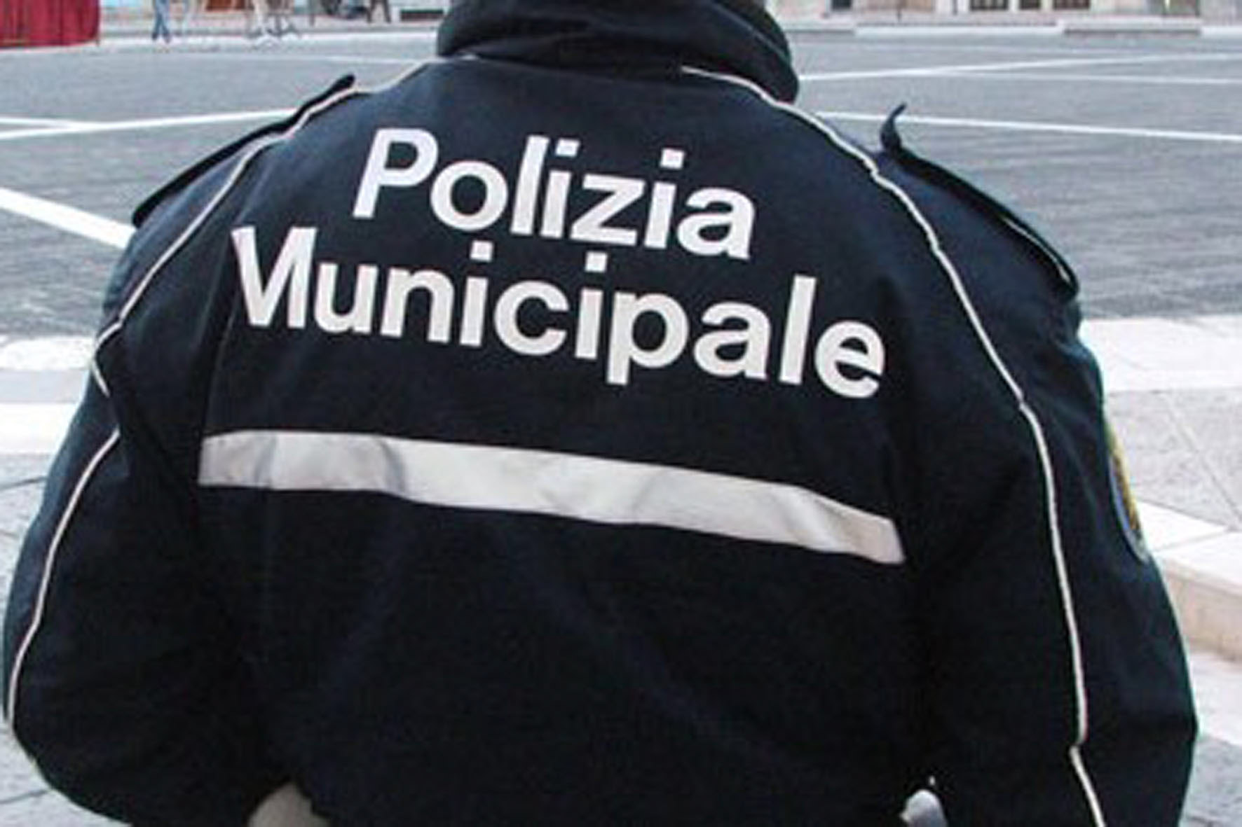  Napoli, controlli della polizia municipale ai Baretti di Chiaia: multe per 12 esercenti