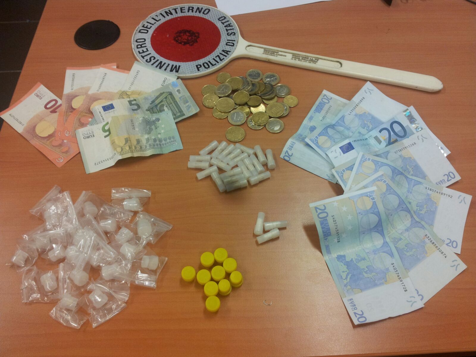  Scampia, controlli della polizia al Lotto T/A di Via Ghisleri: arrestata 40enne con 54 dosi tra eroina e cocaina