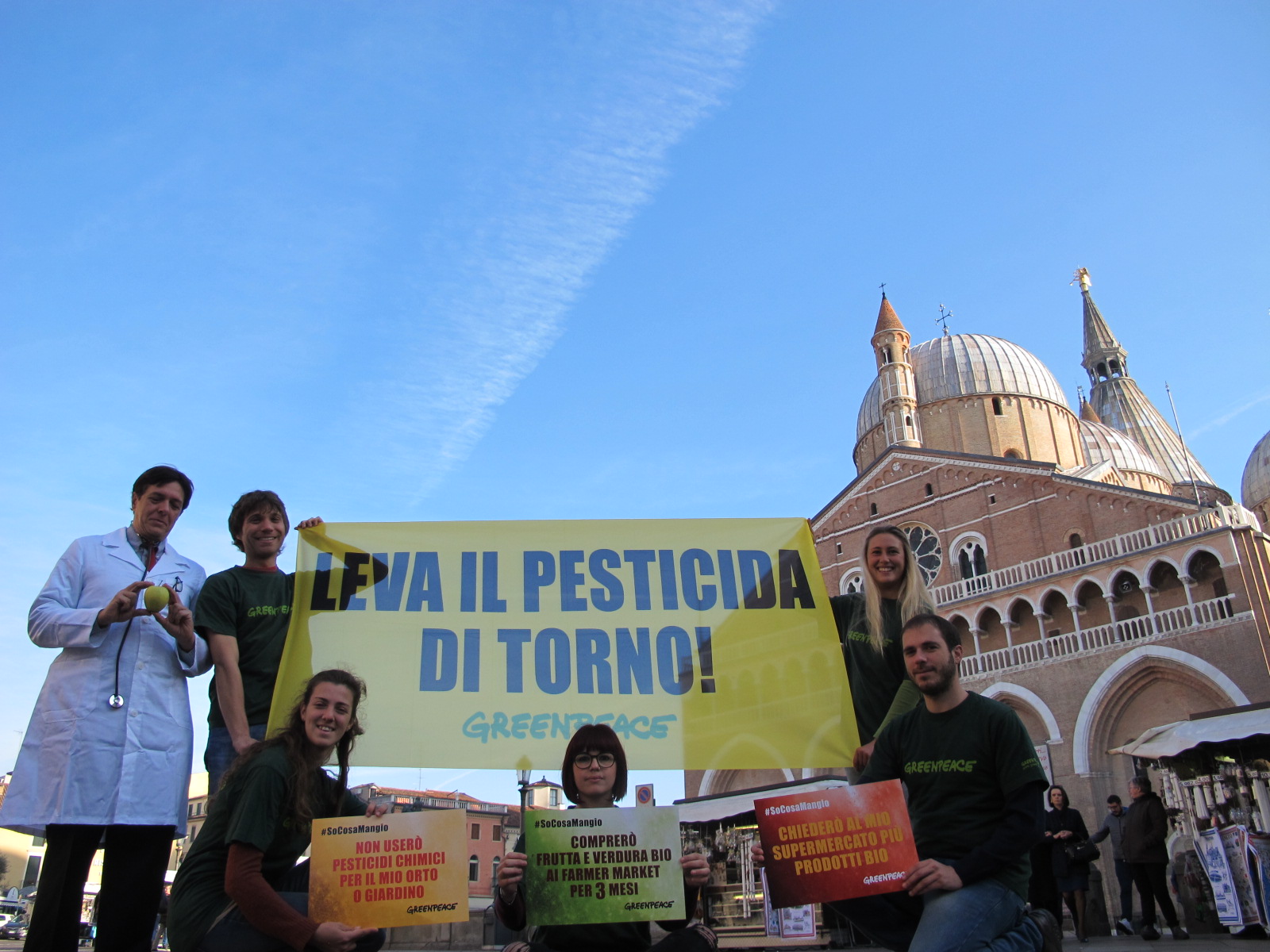  Volontari e attivisti di Greenpeace in piazza contro i pesticidi – FOTOGALLERY