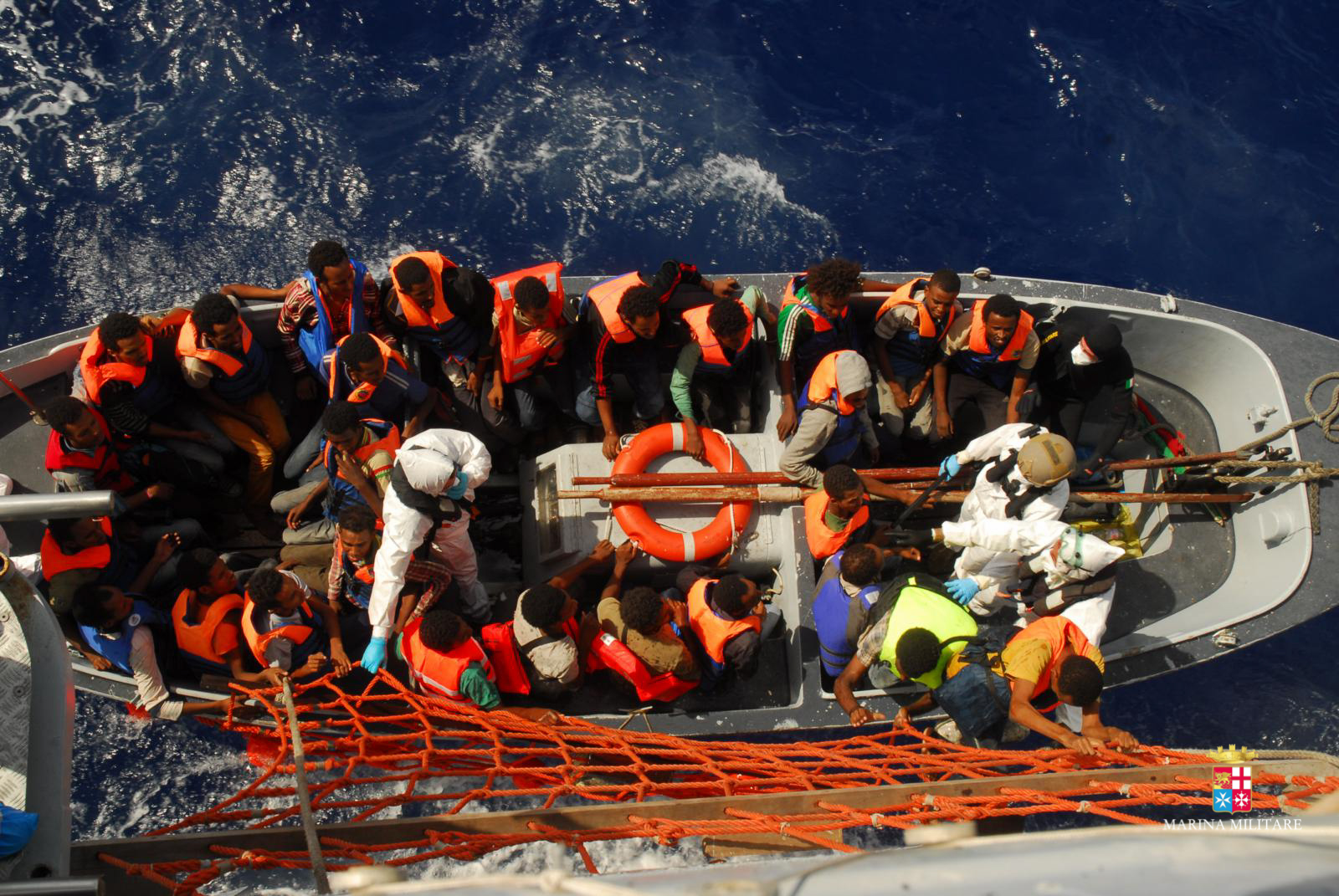  Migranti, la nave Aviere soccorre 239 migranti nel mediterraneo Centrale