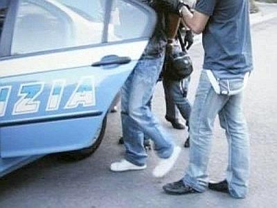  Napoli, giovane rapinatore arrestato dalla polizia al Rione Villa: dovrà scontare 2 anni di carcere