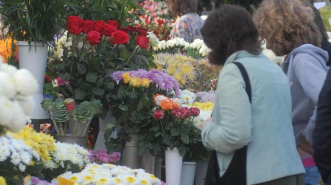  Portici, controlli della polizia municipale contro i venditori abusivi di fiori