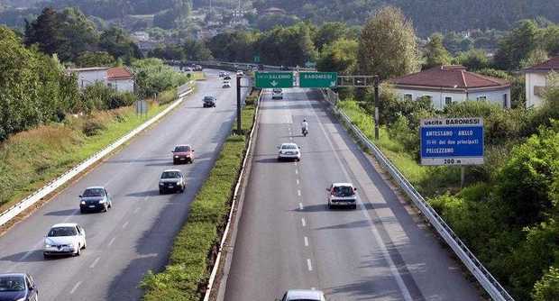  Auto si ribalta sul raccordo autostradale Avellino-Salerno: ferita una 29enne
