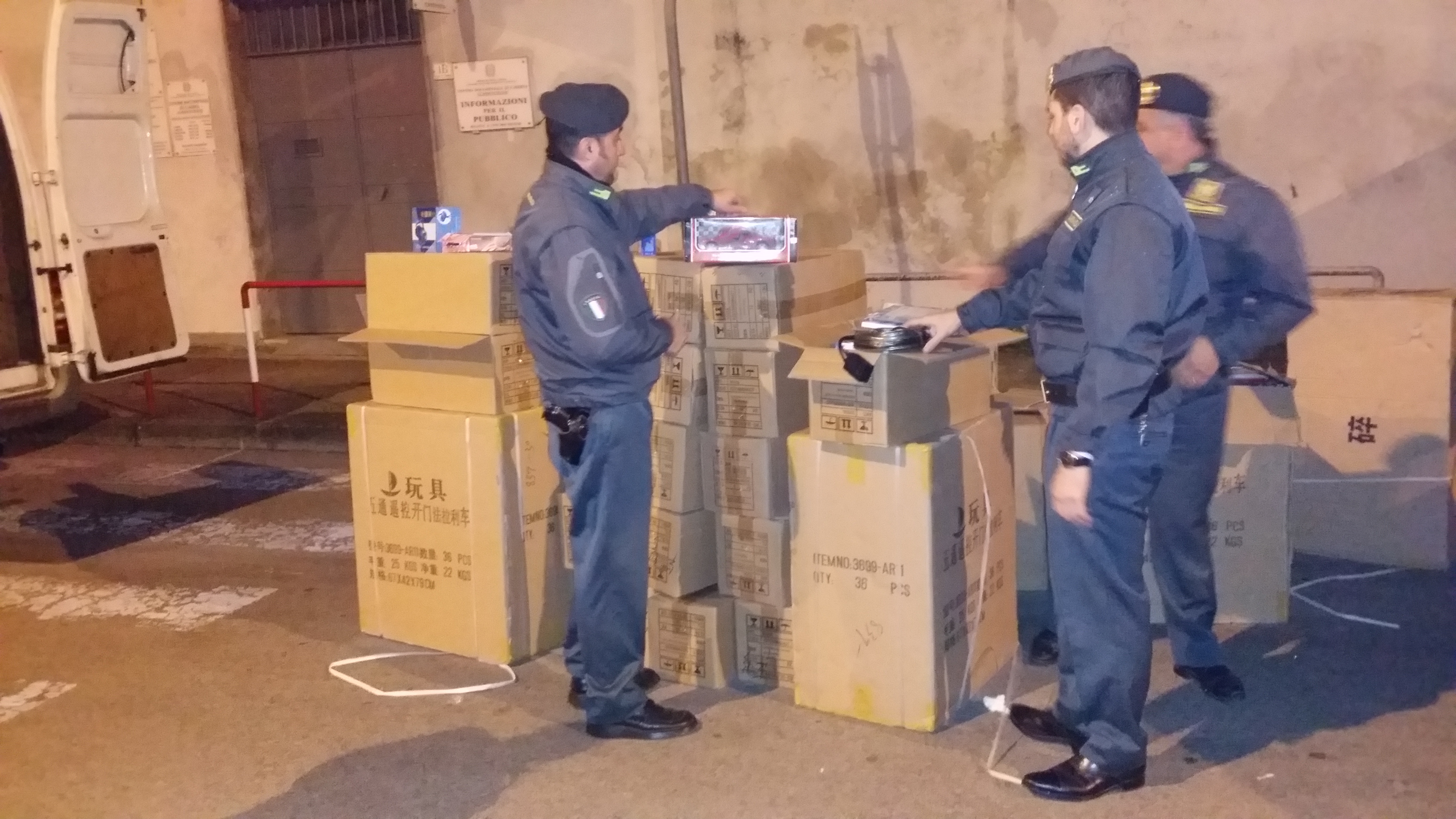  Caserta, sequestrati  oltre 50 mila articoli elettrici ed elettronici contraffatti: 2 persone denunciate