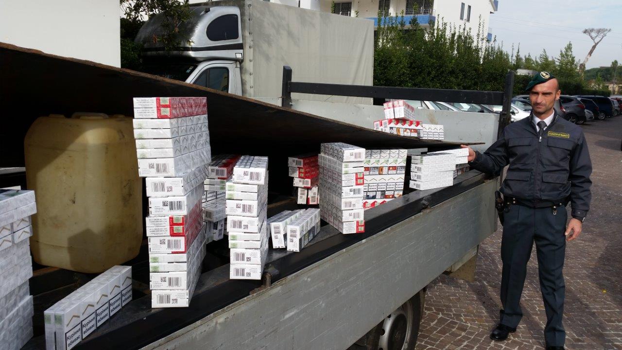  Bloccato sulla barriera Napoli Nord con oltre 200 kg di  sigarette di contrabbando: arrestato 58enne