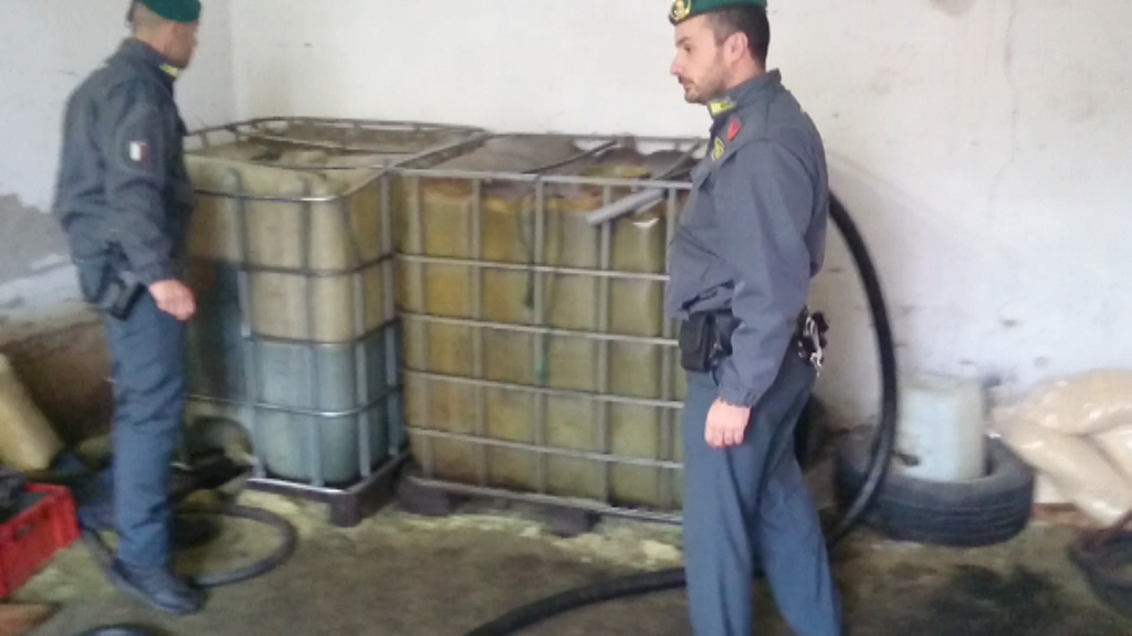  La  Guardia di Finanza sequestra a Torre Annunziata un deposito di gasolio di contrabbando