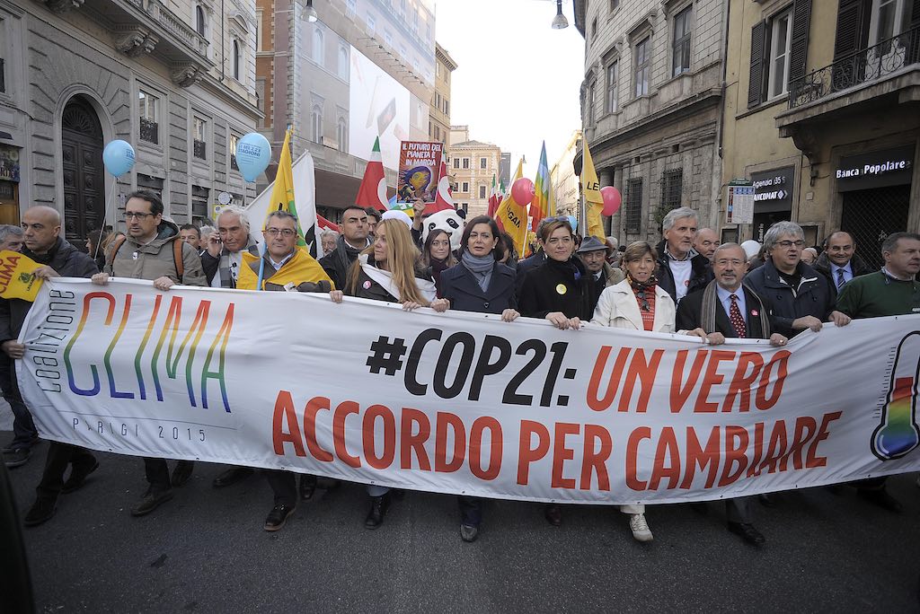  Greenpeace alla marcia per il clima: a Roma 20.000 persone chiedono un futuro 100% rinnovabile