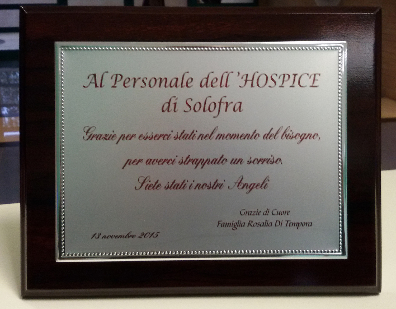  La targa della famiglia Di Tempora per ringraziare gli operatori dell’Hospice di Solofra