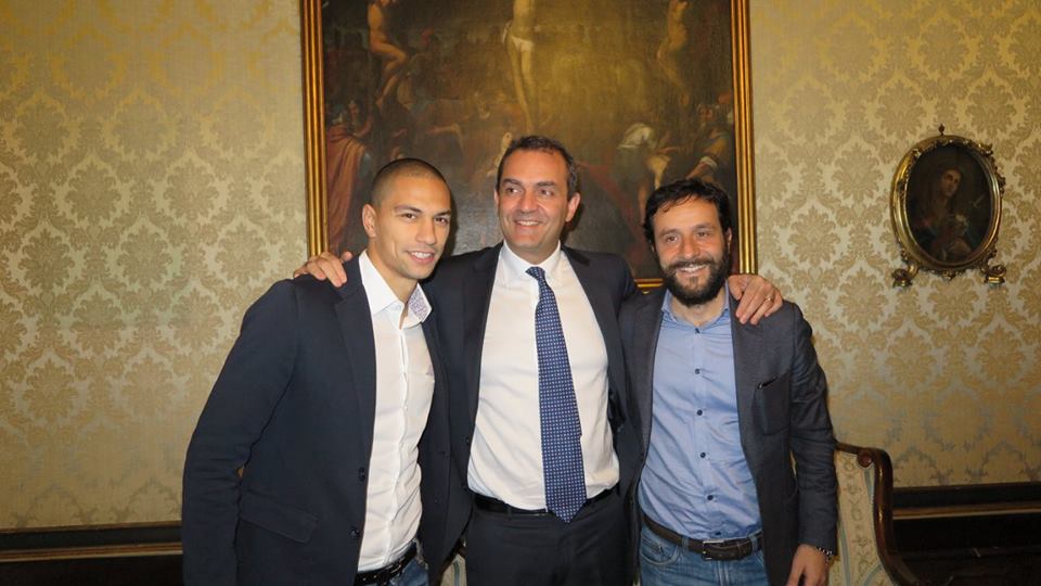  Il Sindaco de Magistris incontra l’ex calciatore del Napoli, Gokhan Inler – VIDEO