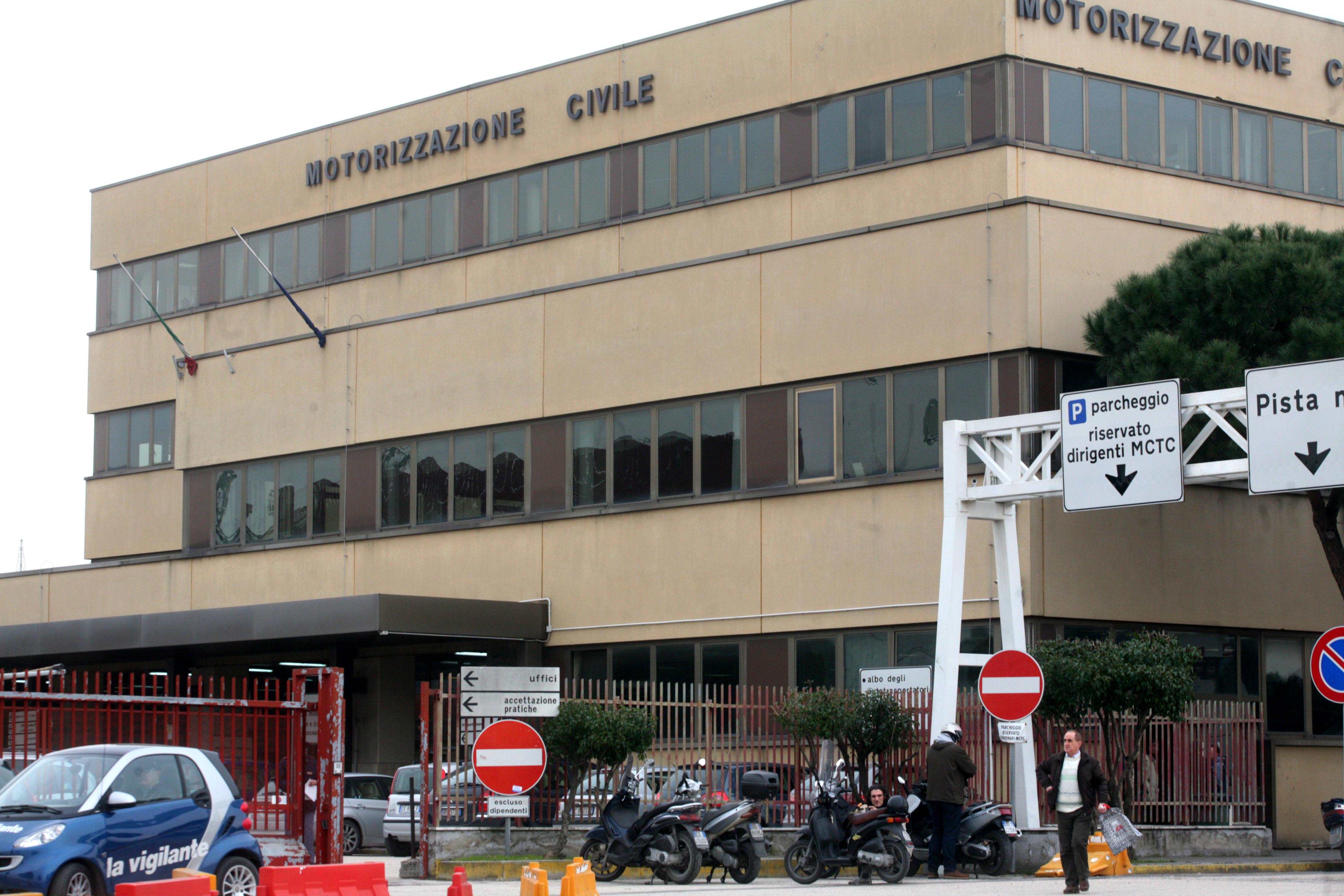  Napoli, esami della patente alla motorizzazione civile: denunciato 30enne scoperto con un telefonino