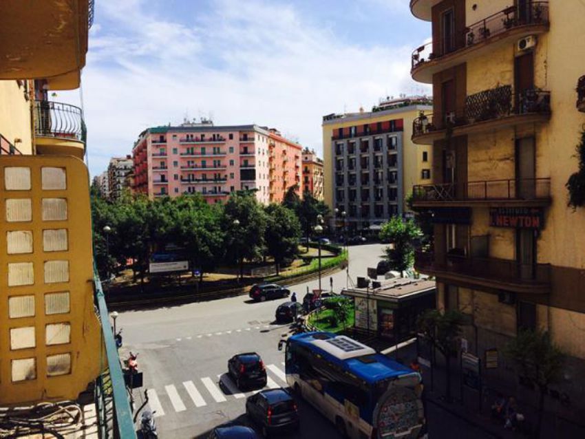  Napoli, auto sfonda una vetrina in via Ugo Niutta: ferito il conducente