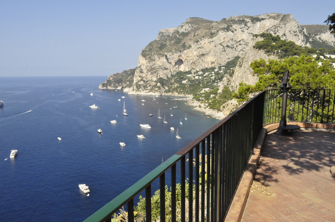  Capri, vandalizzata la piazzetta sul belvedere di Tragara: è caccia ai responsabili