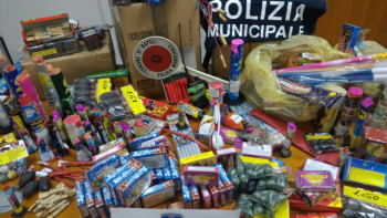  Napoli, la Polizia Municipale sequestra fuochi d’artificio illegali a Gianturco