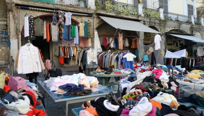  Napoli, blitz della Polizia Municipale alla Duchesca: sequetrati centinaia di capi di abbigliamento falsi