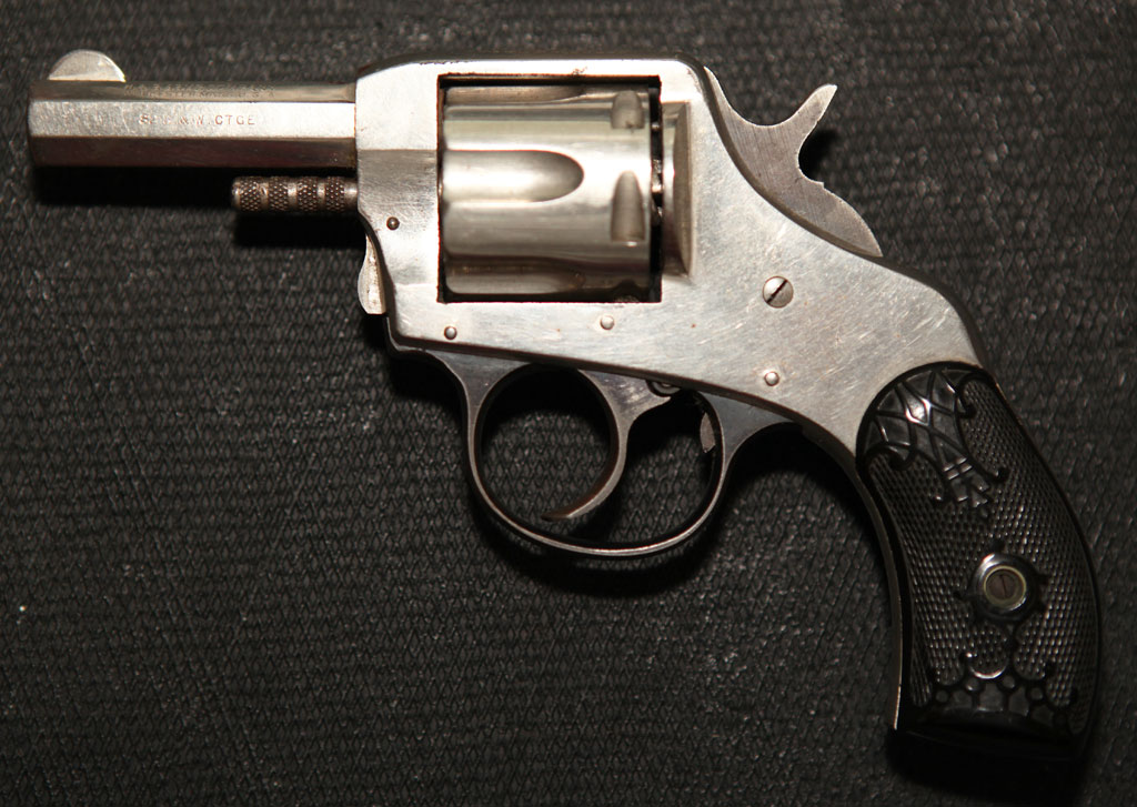  Scampia, scoperto un revolver 38 special nel vano ascensore del Lotto K