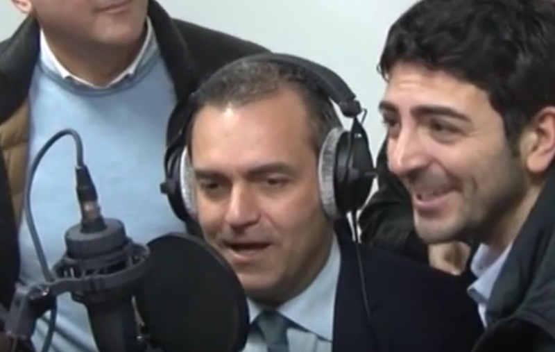  Il sindaco di Napoli Luigi de Magistris canta un giorno all’improvviso – VIDEO