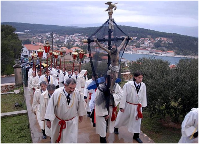  I riti della Settimana Santa  dell’isola dalmata di Hvar: la processione dietro la  Croce -Video