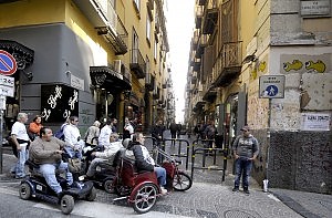  Napoli, scippano la borsa a due ragazze in  via Capitelli: fermato 31enne