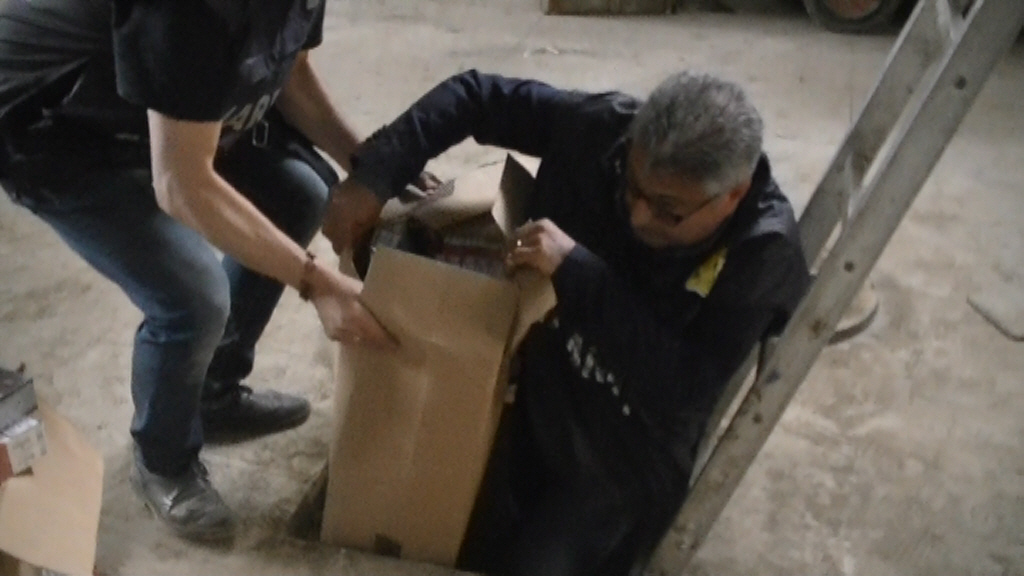  Scampia, scoperto bunker con oltre 7,5 tonnellate di sigarette di contrabbando: otto arresti