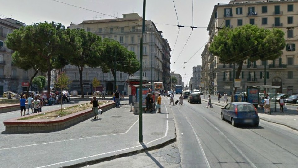  Napoli, tenta rapina brandendo una spada: arrestato 43enne in in Piazza Principe Umberto