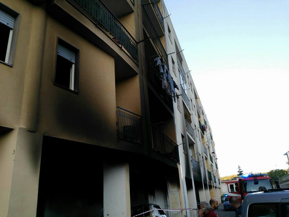  Pianura, ancora danneggiamenti in via Cannavino: distrutte dalle fiamme 4 auto