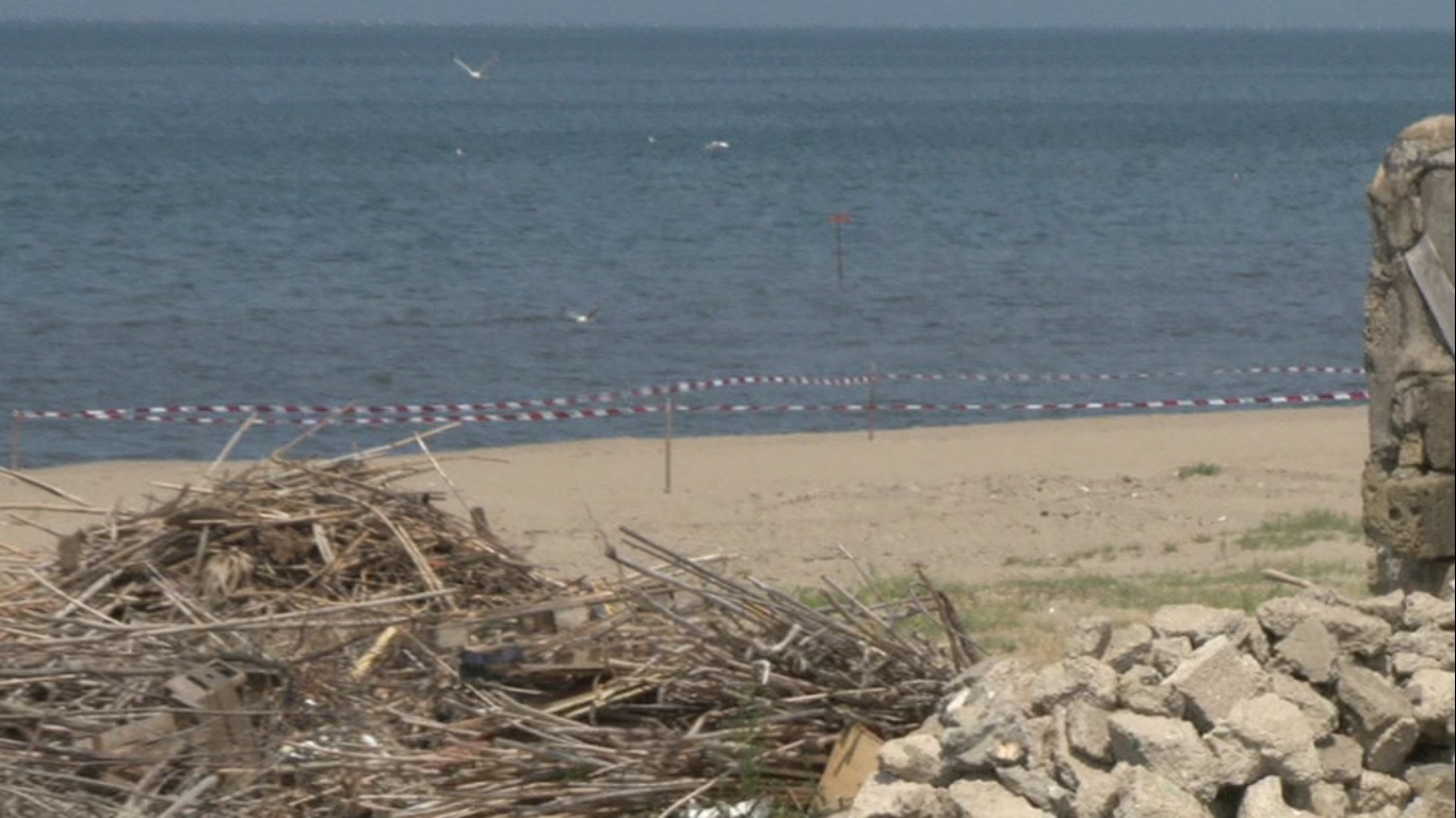  Rifiuti e amianto in spiaggia tra Licola e Varcaturo: allontanate 300 persone