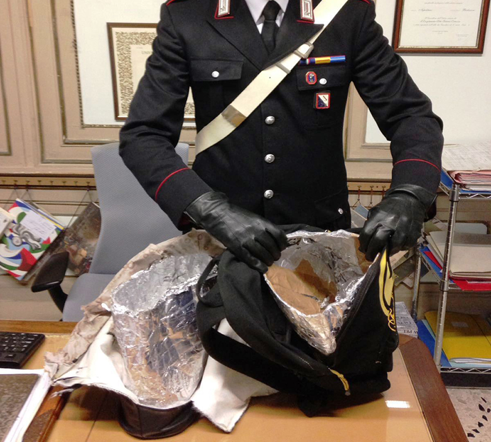  Vomero: con borsa schermata cercano di rubare 1000 euro di profumi. Carabinieri arrestano 2 ucraini