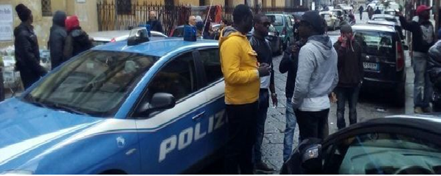  Napoli, ruba telefonino in via San Carlo dopo aver aggredito la vittima: arrestato 30enne