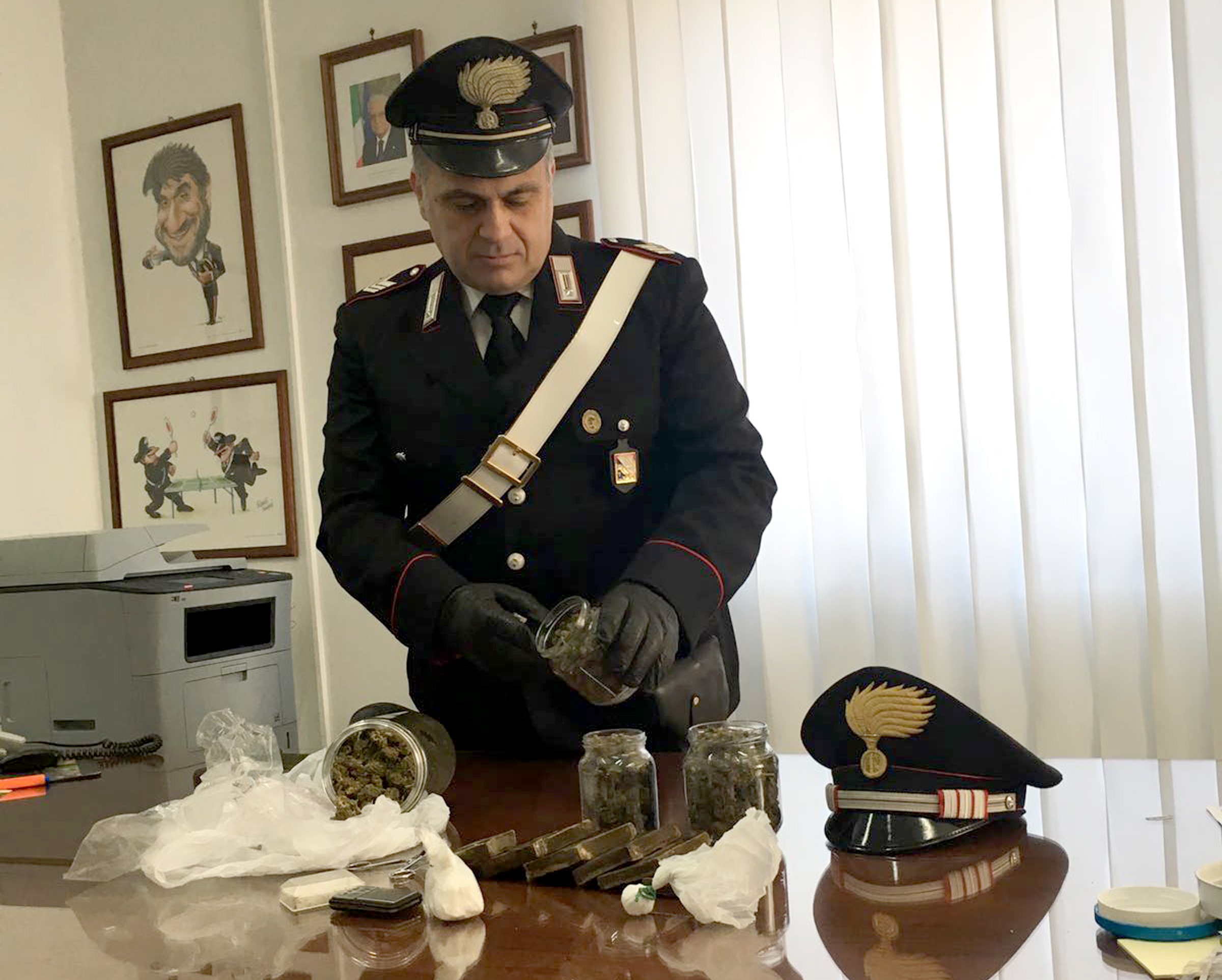  Palma campania, nascondeva cocaina, hashish e marijuana nella cucina: arrestato 27enne