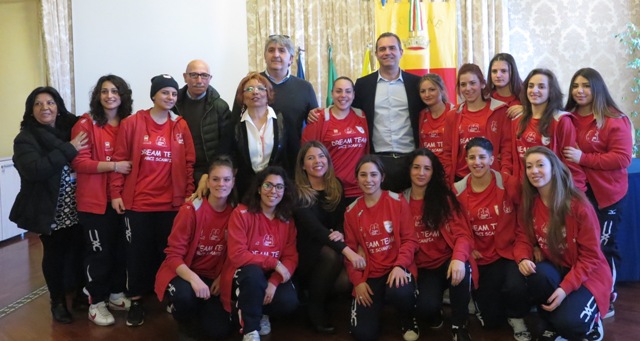  Le ragazze della squadra femminile giovanile di calcio Dream Team Arci Scampia dal sindaco di Napoli