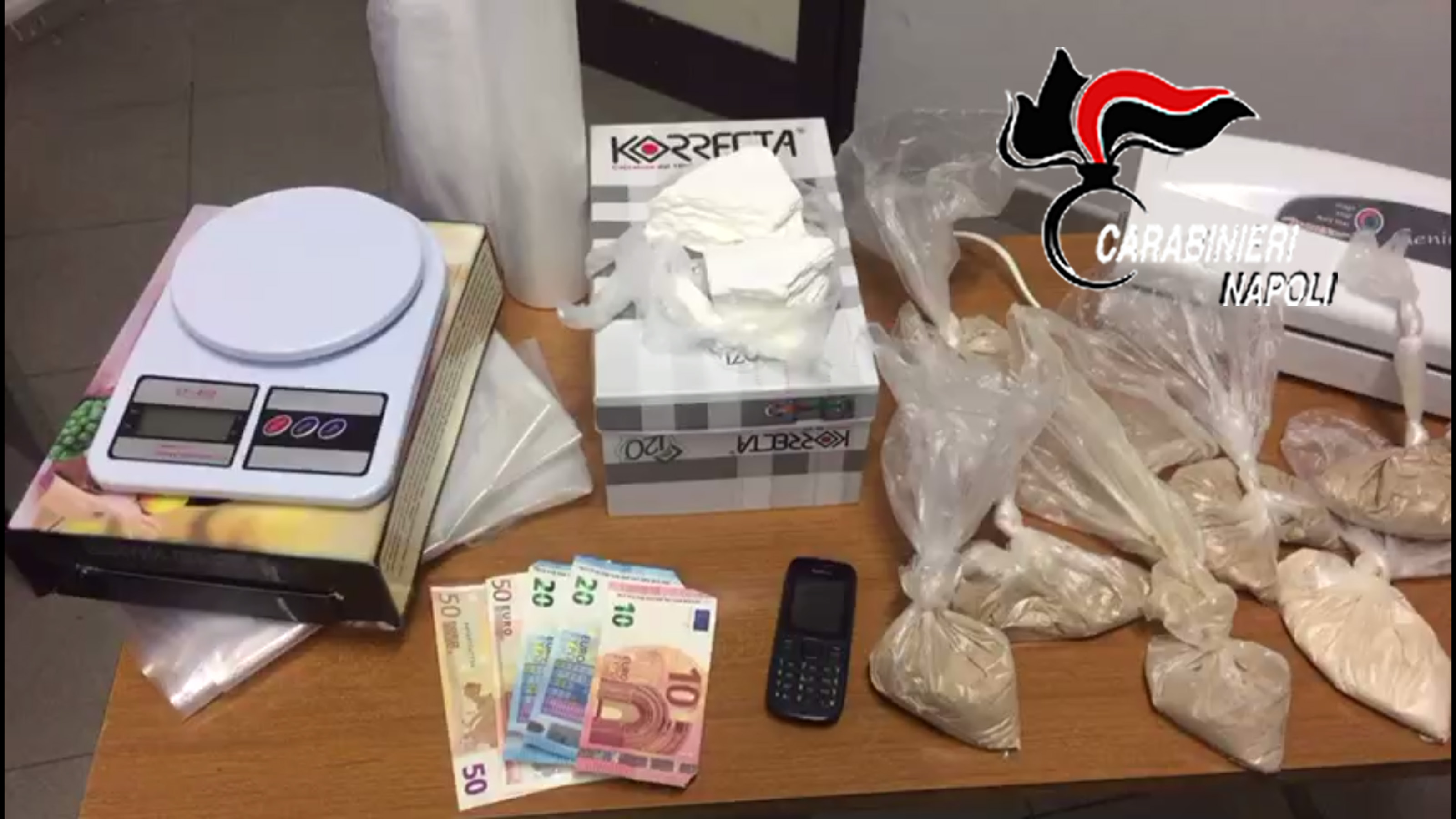  Casandrino, nascondeva dosi di cocaina ed eroina dietro al forno: arrestata 28enne