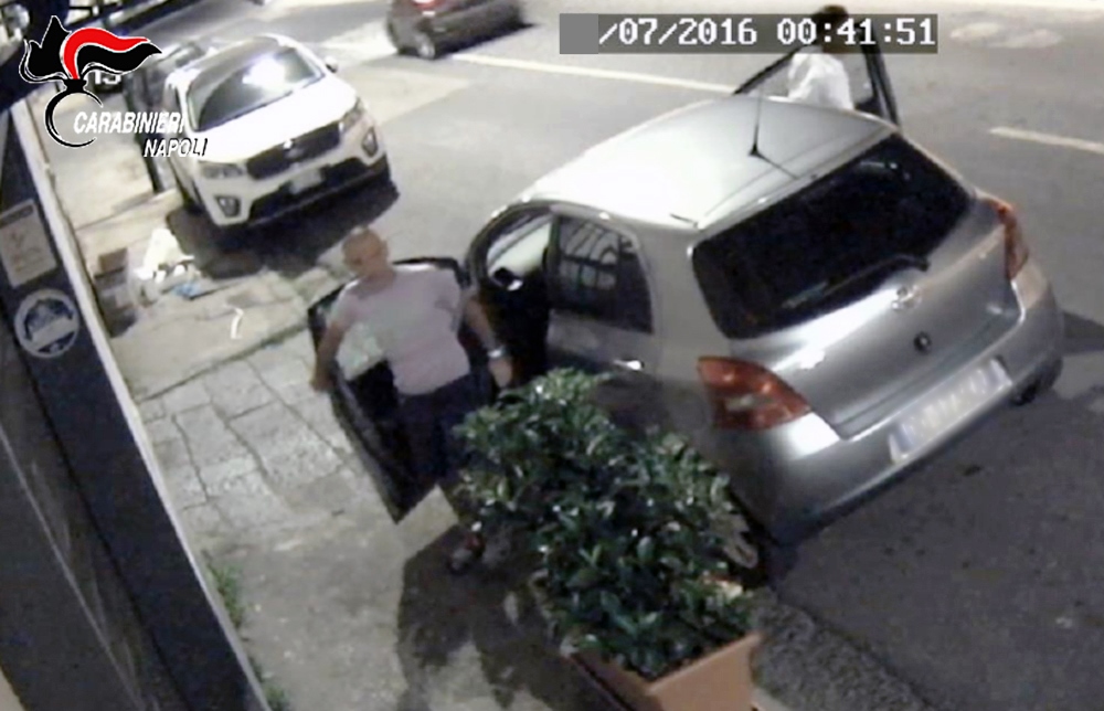  Capodimonte, tentarono furto di uno scooter in un condominio: arrestati